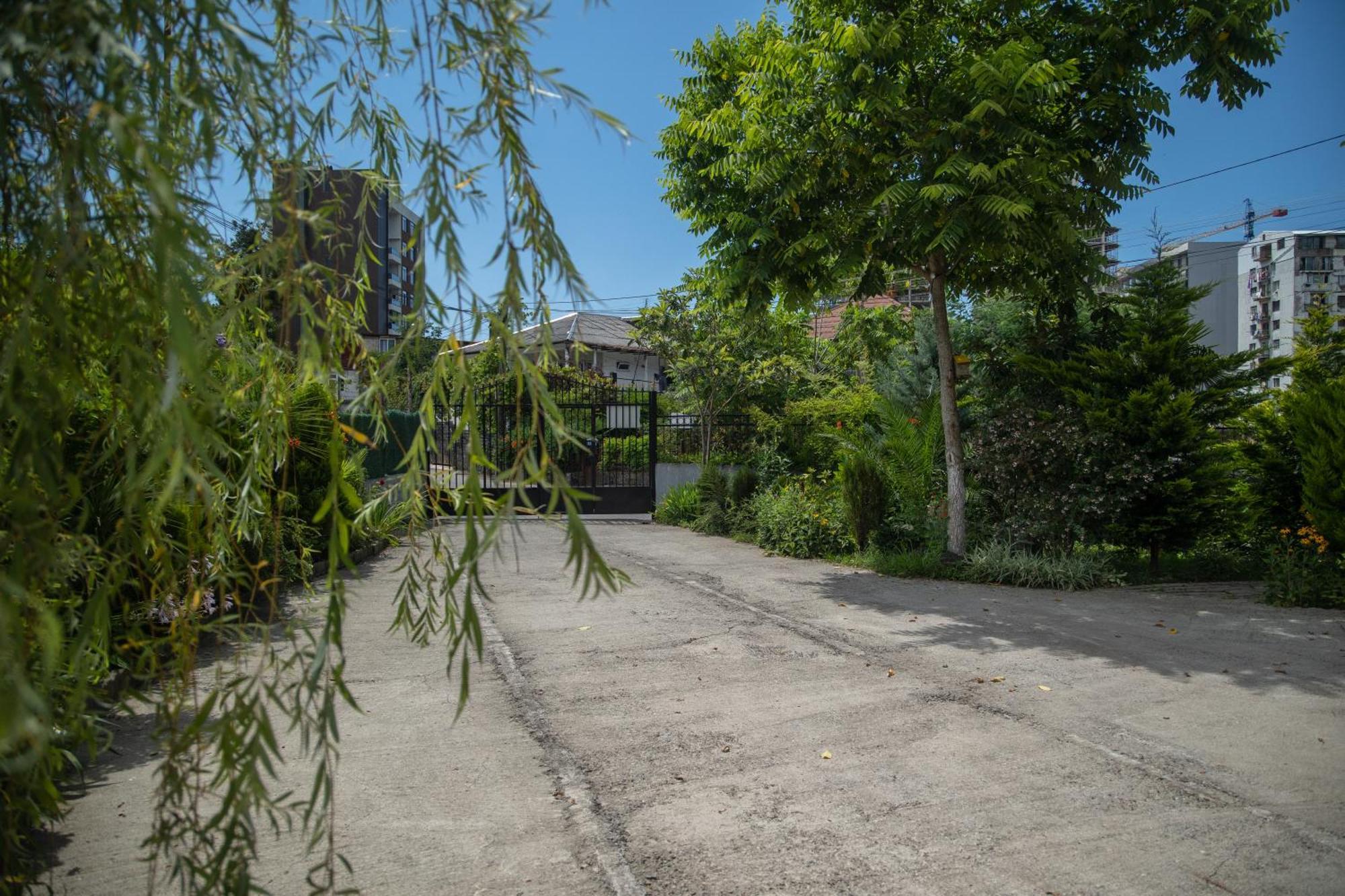 Pavillion Guest House バトゥーミ エクステリア 写真