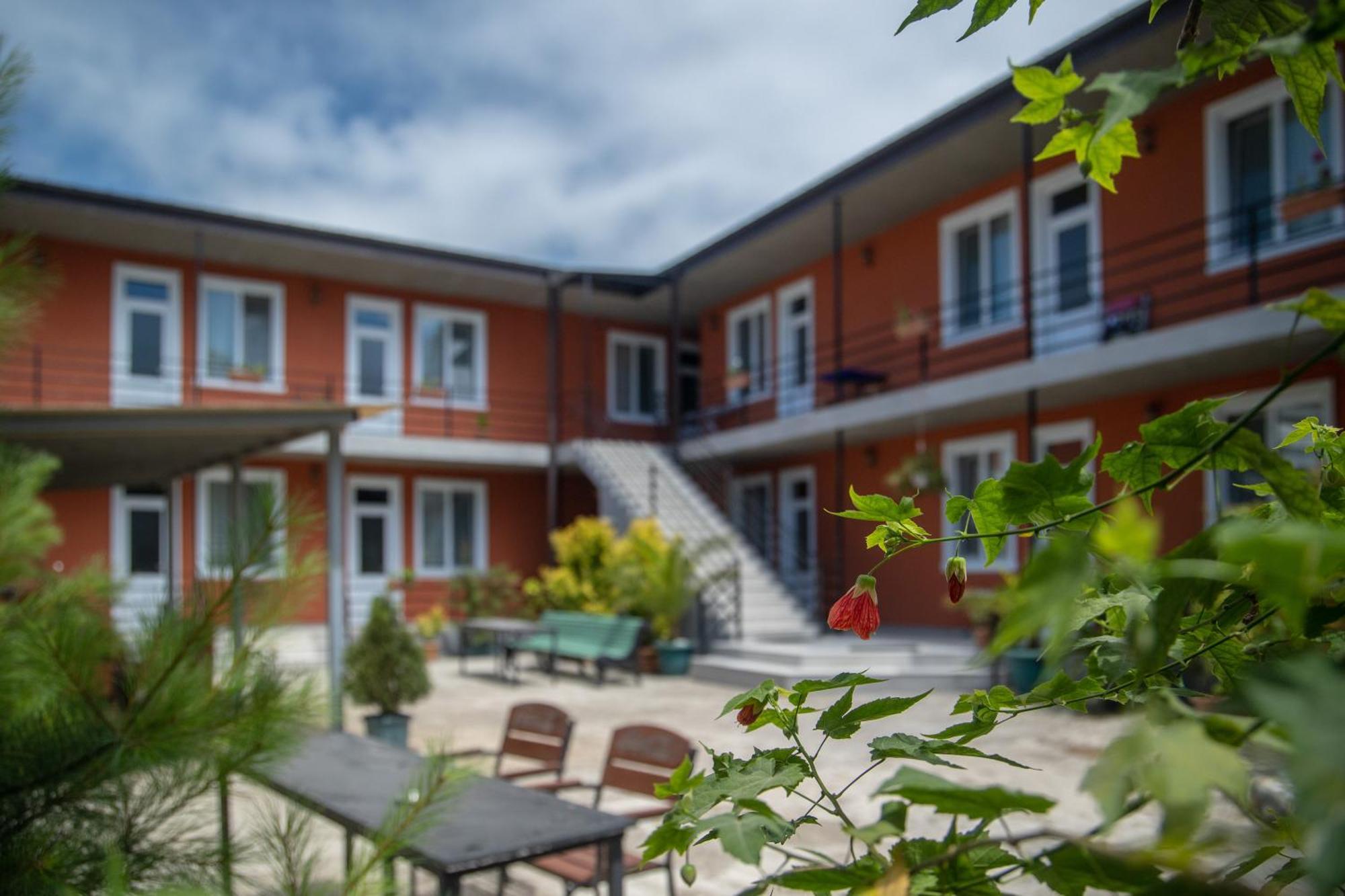 Pavillion Guest House バトゥーミ エクステリア 写真