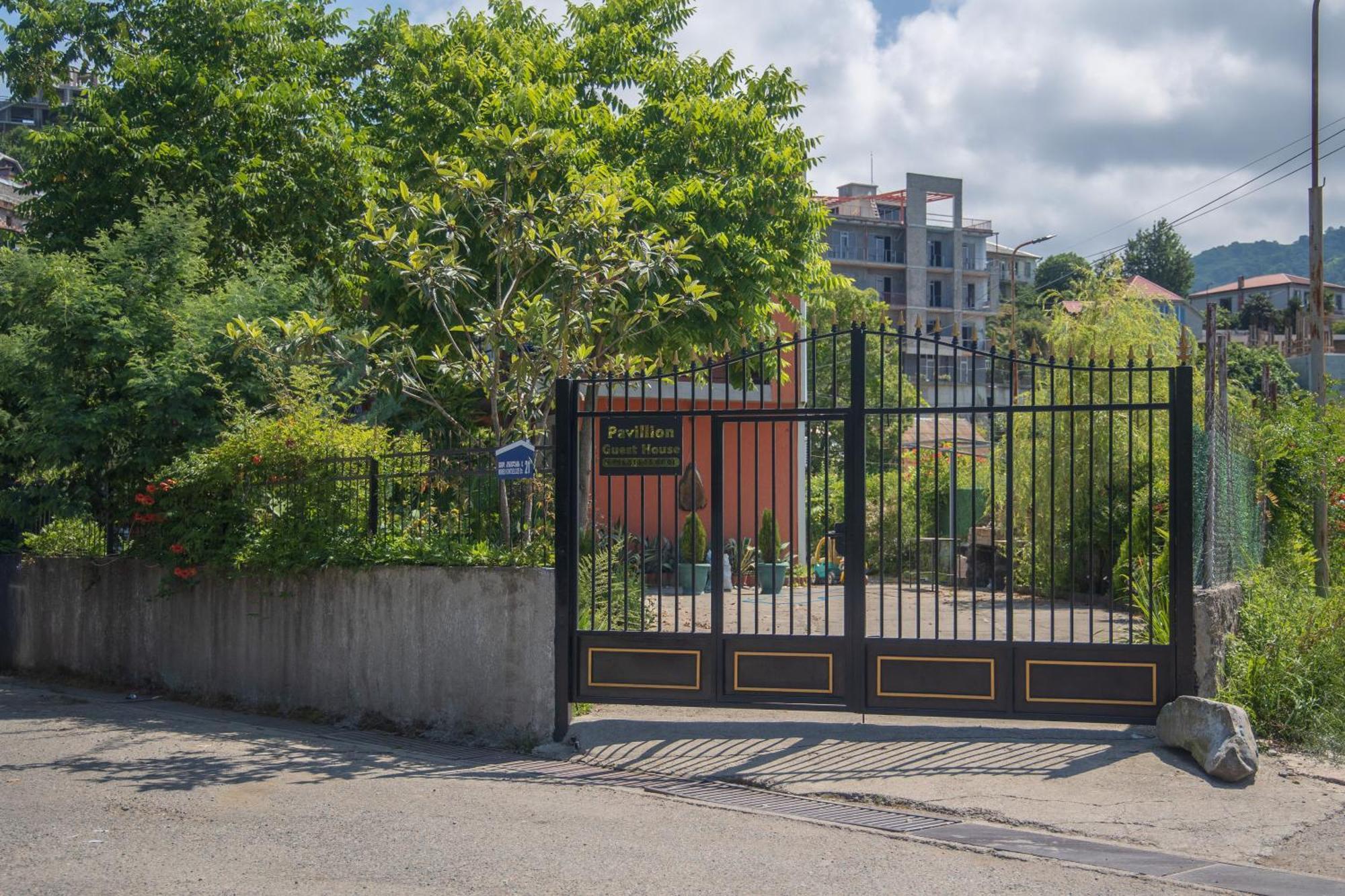 Pavillion Guest House バトゥーミ エクステリア 写真