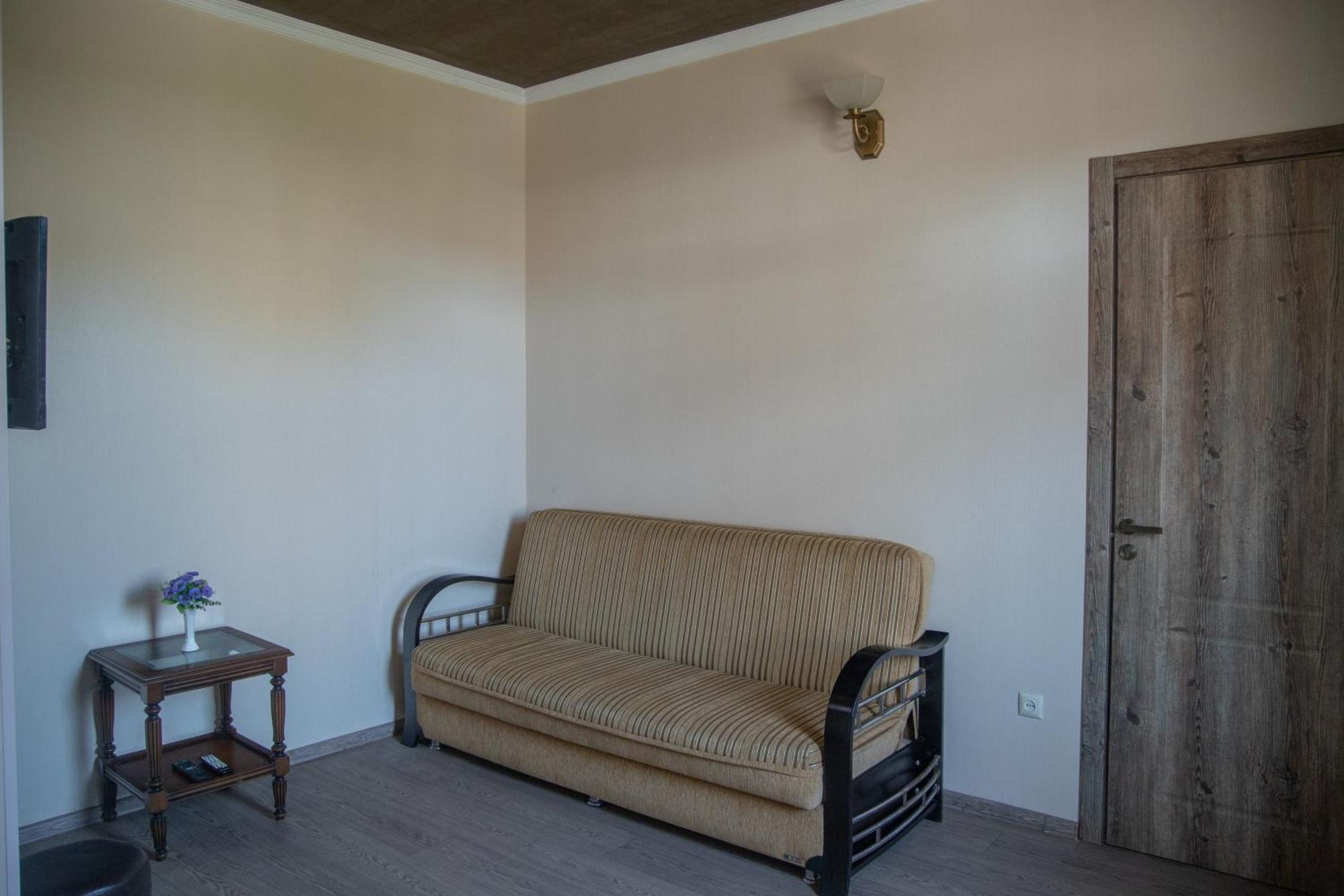 Pavillion Guest House バトゥーミ エクステリア 写真