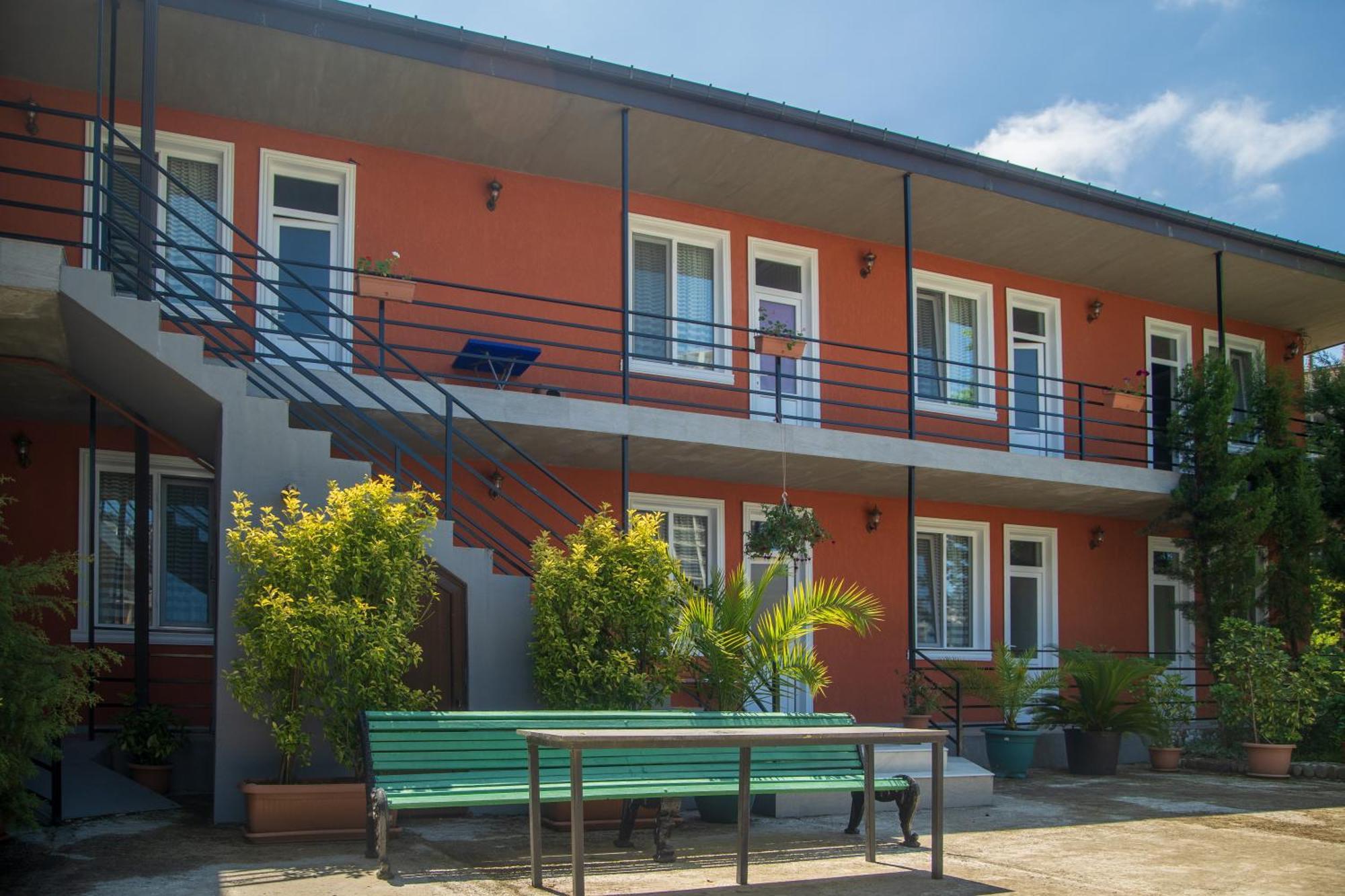 Pavillion Guest House バトゥーミ エクステリア 写真